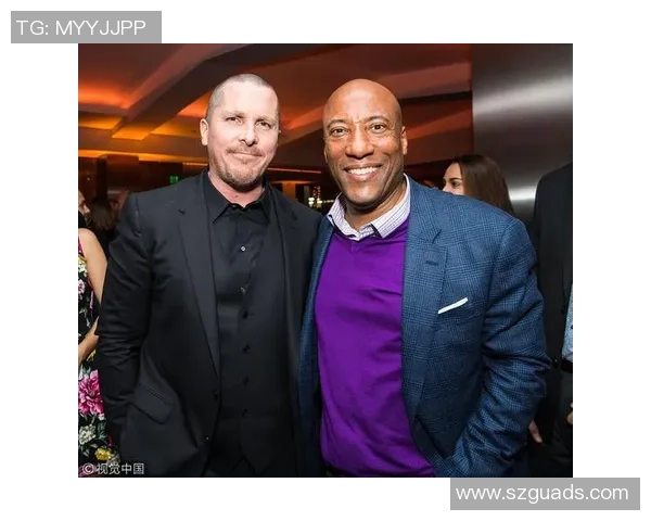 足球球星下大巴车瞬间时尚风采 俊朗西装尽显高贵气质